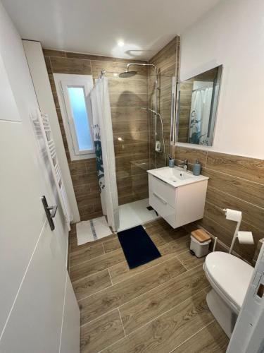 une salle de bain avec un lavabo blanc et une douche dans l'établissement Vie, à Cassis
