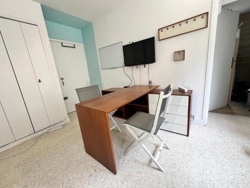 - un bureau avec deux chaises et une télévision dans la chambre dans l'établissement Vie, à Cassis