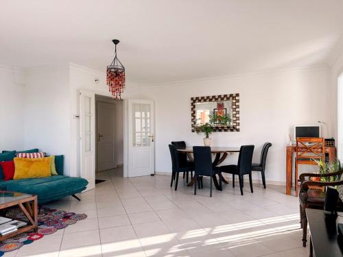 Posezení v ubytování Spacious Seaside Condo with Garden & Sea-View
