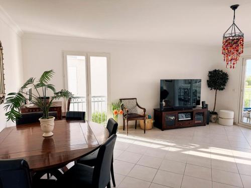Spacious Seaside Condo with Garden & Sea-View