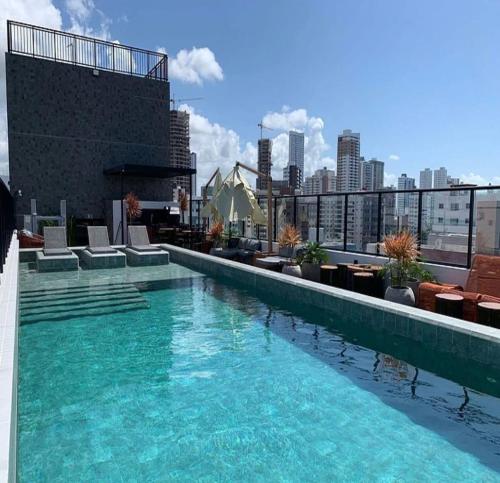 una piscina sul tetto di un edificio di Seu lar na praia em Joao Pessoa a João Pessoa