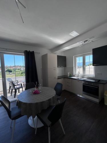 Kuchyň nebo kuchyňský kout v ubytování Apartments Marina