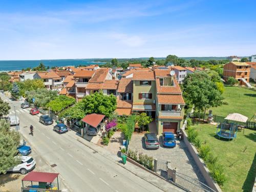 Villa Maras with yard, 400 m to the beach