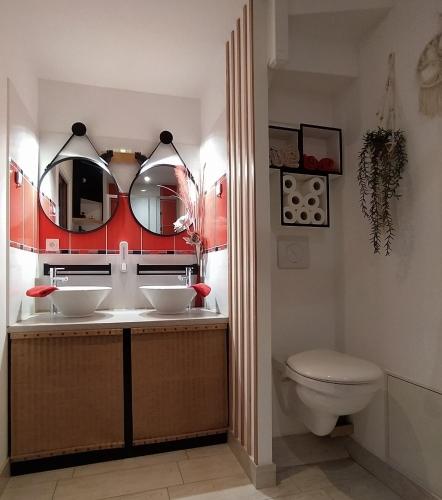 une salle de bain avec deux lavabos et un WC dans l'établissement Maison entière 5 chambres à 10mn à pied de l'entrée principale du Circuit 24h Du Mans, au Mans