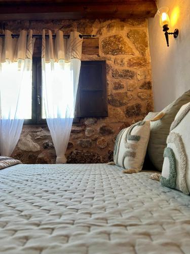 Postel nebo postele na pokoji v ubytování Acebos del Tajo