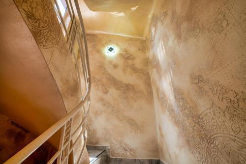 Una escalera en una habitación con una pared y un techo. en Răsărit la Mare, en Constanţa