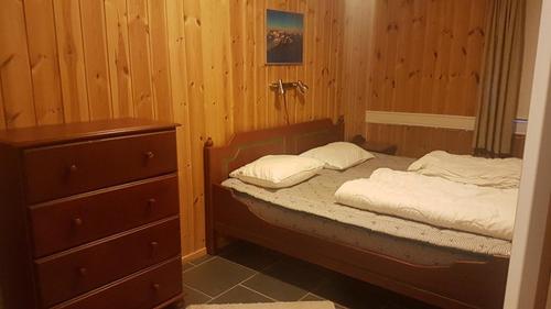 - une petite chambre avec un lit et une commode dans l'établissement Ro i sentrum, à Beitostøl