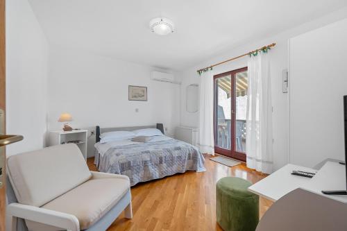 Villa Maras with yard, 400 m to the beach