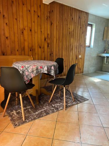 Khu vực ghế ngồi tại Vikendica na Drini