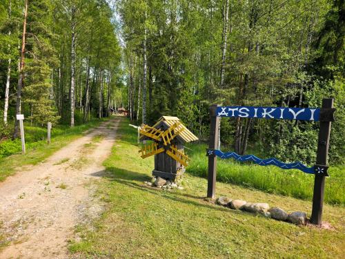 a sign on the side of a dirt road at Atsikivi Puhketalu in Häädemeeste