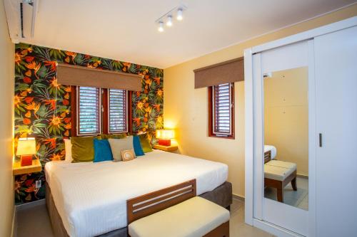 ウィレムスタッドにあるAtlantis Beach Houseの花の壁のベッドルーム1室