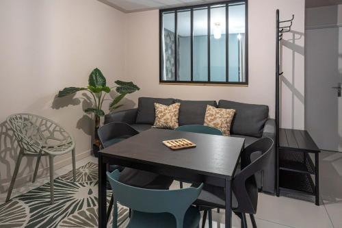 un salon avec une table et un canapé dans l'établissement Bohème Palmeraie - Séjour mystique & unique à Blois, à Blois