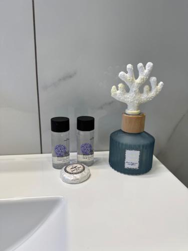 due candele e un cactus su un tavolo bianco di Gold Coast Luxury Studio a Paralia Neas Triglias