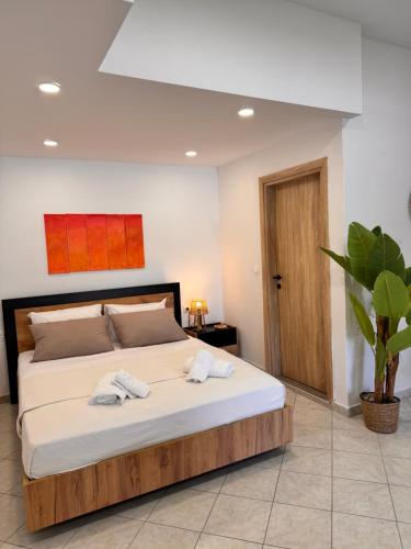 una camera da letto con un letto con due asciugamani sopra di Gold Coast Luxury Studio a Paralia Neas Triglias