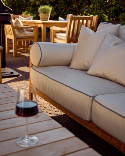 a couch sitting on top of a wooden table at Watthüs Morsum mit Kamin und traumhaftem Garten in Morsum