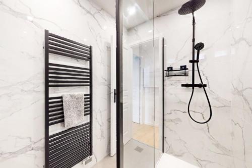 une douche avec une porte vitrée dans une salle de bain dans l'établissement App refait neuf 3P Clim proche plage palais festival, à Cannes