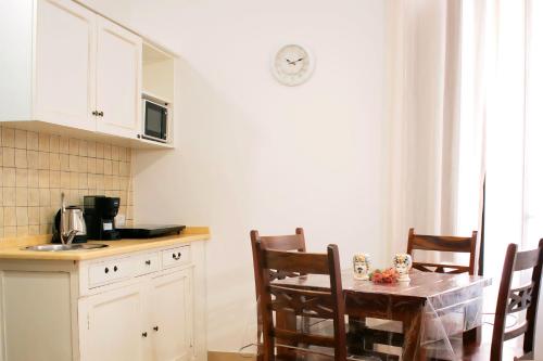 a kitchen with a table and some chairs and a counter at Il Moro di Ossuna in Trapani
