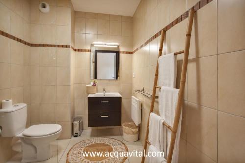 une salle de bain avec toilettes, lavabo et miroir dans l'établissement Appartement 