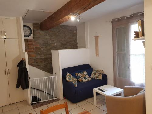 un soggiorno con divano blu e croce sul muro di Maison de pêcheurs 50 m de la Plage d'Avall a Collioure