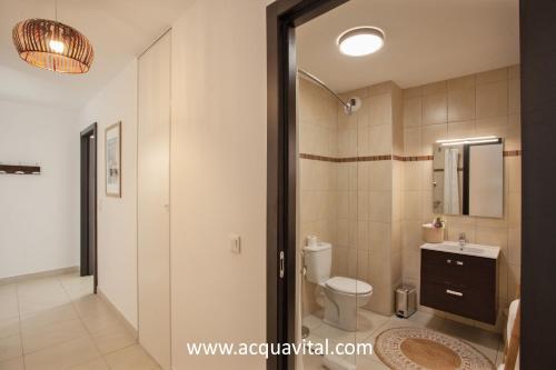 une salle de bain avec toilettes et lavabo dans l'établissement Appartement 