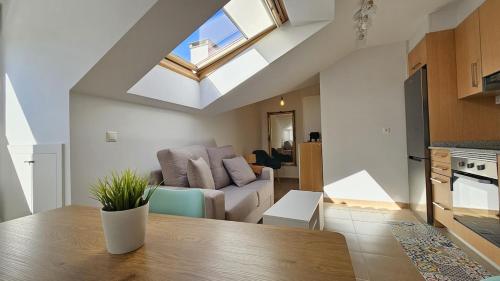une cuisine et un salon avec un puits de lumière dans l'établissement Apartamento a estrenar Mar de Cunchas, à San Martín de Arriba