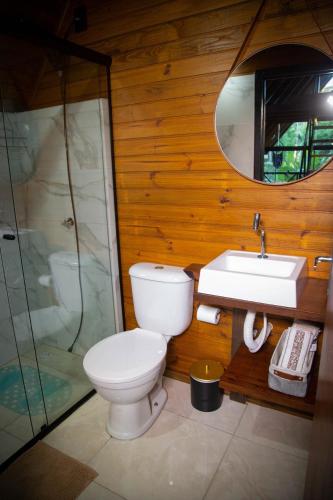 Bilik mandi di Cabana com Cachoeira Privativa