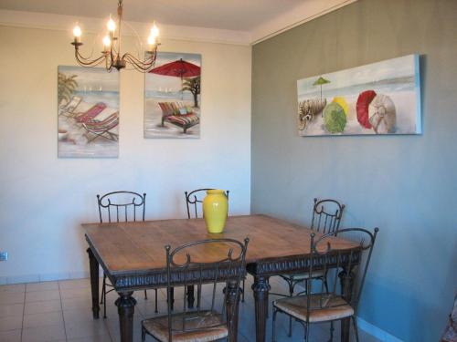 une salle à manger avec une table et des chaises en bois dans l'établissement Villa Orane, à Argelès-sur-Mer