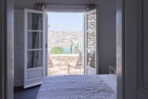 米克诺斯城Aegean Scent的一间带床的卧室，可欣赏海景