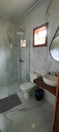 Bilik mandi di Hotel Serra Catarinense