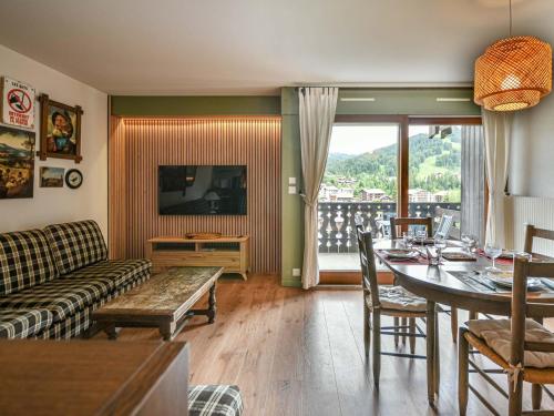 un salon avec une table et un canapé dans l'établissement Duplex T3 aux Gets - 5 pers, vue panoramique, balcon, parking, WiFi - FR-1-685-24, aux Gets