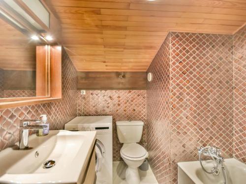 une salle de bain avec toilettes et lavabo dans l'établissement Duplex T3 aux Gets - 5 pers, vue panoramique, balcon, parking, WiFi - FR-1-685-24, aux Gets