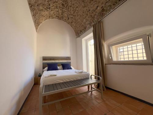 Dormitorio con cama con banco en Casa Già, en Vietri