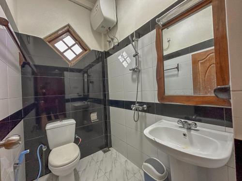 努沃勒埃利耶Villa Grand Mellow Nuwara Eliya的带马桶和水槽的浴室