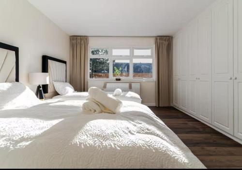 a bedroom with three beds with white sheets and a window at Happy Day 温馨小居-Walk to Warwick Uni & Cannon Park in Coventry that offers free parking in Coventry