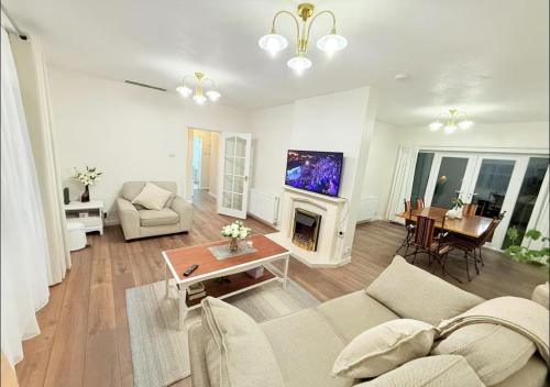 a living room with a couch and a fireplace at Happy Day 温馨小居-Walk to Warwick Uni & Cannon Park in Coventry that offers free parking in Coventry