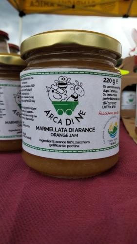 a jar of mango jam with a label on it at Arca di Ne in Terisso
