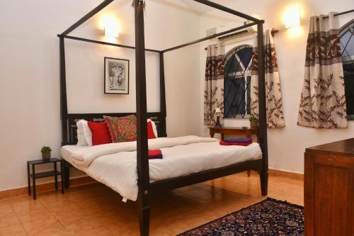 1 dormitorio con cama con dosel en You are the key Villa, en Anjuna