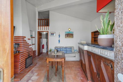 a living room with a table and a couch at Sea Hut Apulia in Apúlia