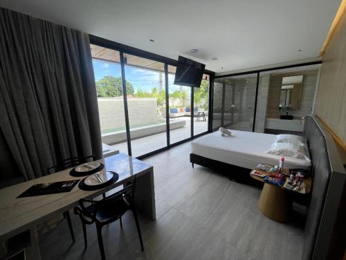 a hotel room with a bed and a table and a desk at Motel UP (Adult Only) in Fortaleza