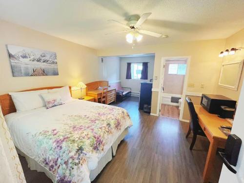 Ένα ή περισσότερα κρεβάτια σε δωμάτιο στο Rivermount Motel