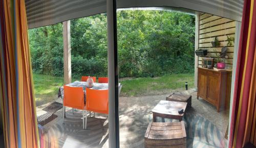 Taman di luar Chez Caro