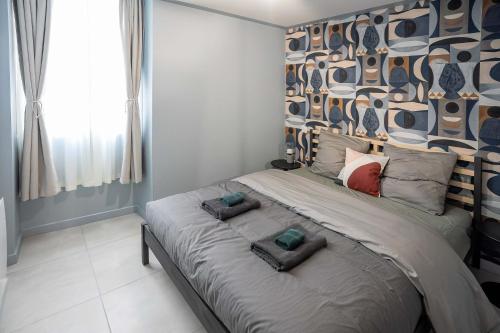 L'Esprit d'Herbin - Un Séjour Abstrait en liaison à Bloisにあるベッド