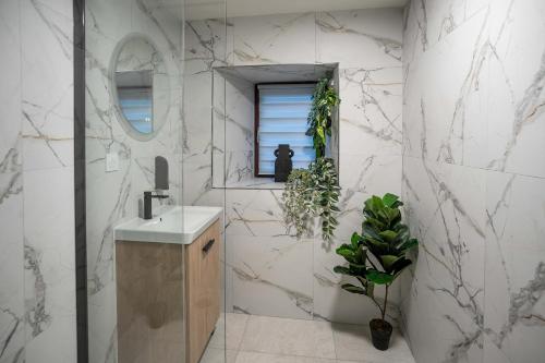 L'Esprit d'Herbin - Un Séjour Abstrait en liaison à Bloisにあるバスルーム