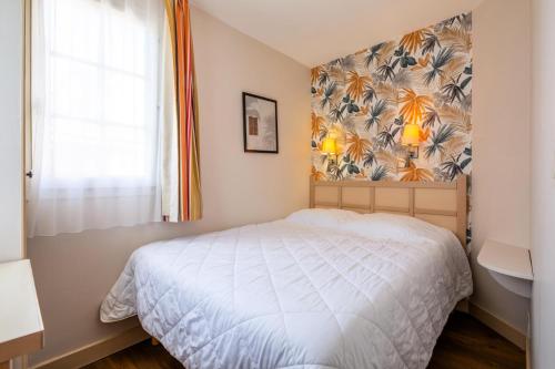 une chambre avec un lit et une fenêtre dans l'établissement Résidence le Village de Cap Esterel - maeva Home - Appartement 2 pièces 4 personnes - Sélection MAE-0810, à Saint-Raphaël