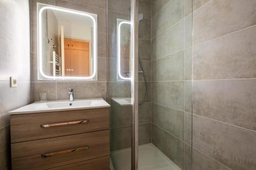 une salle de bain avec une douche, un lavabo et un miroir dans l'établissement Résidence le Village de Cap Esterel - maeva Home - Appartement 2 pièces 4 personnes - Sélection MAE-0810, à Saint-Raphaël