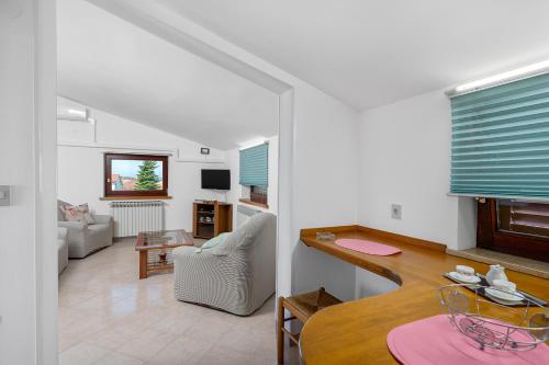 Villa Maras with yard, 400 m to the beach