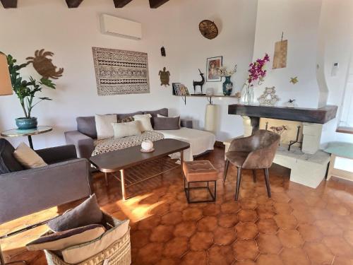 un salon avec un canapé et une cheminée dans l'établissement LA BOHÊME by K6 Conciergerie Villas, à Cassis