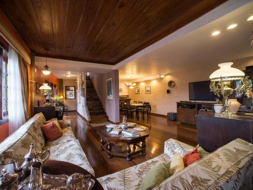 
a living room filled with furniture and a fireplace at O Veleiro Bed and Breakfast in Rio de Janeiro
