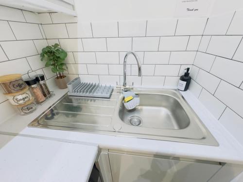 Chic Apartment E10 photo 26
