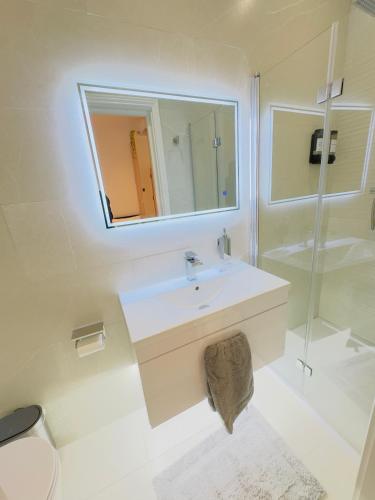 Chic Apartment E10 photo 25